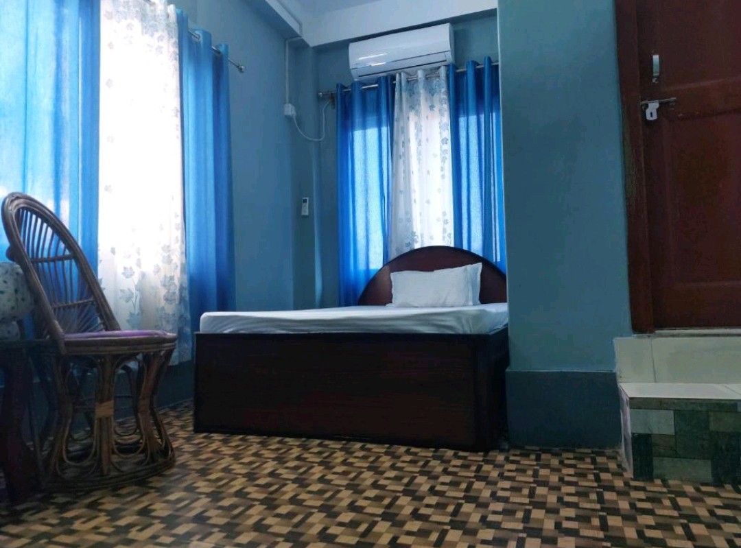 Couple AC room