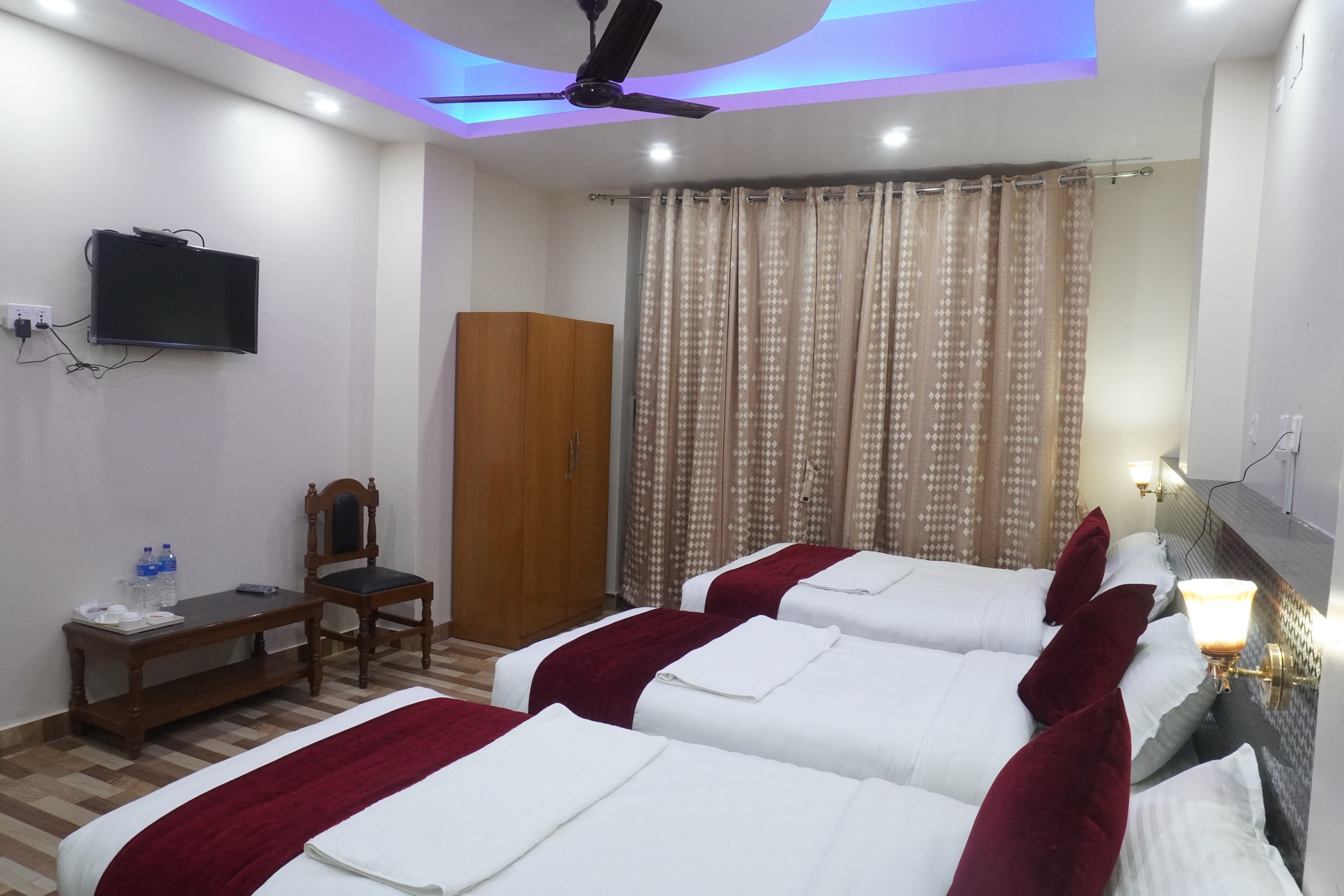 DELUXE ROOM