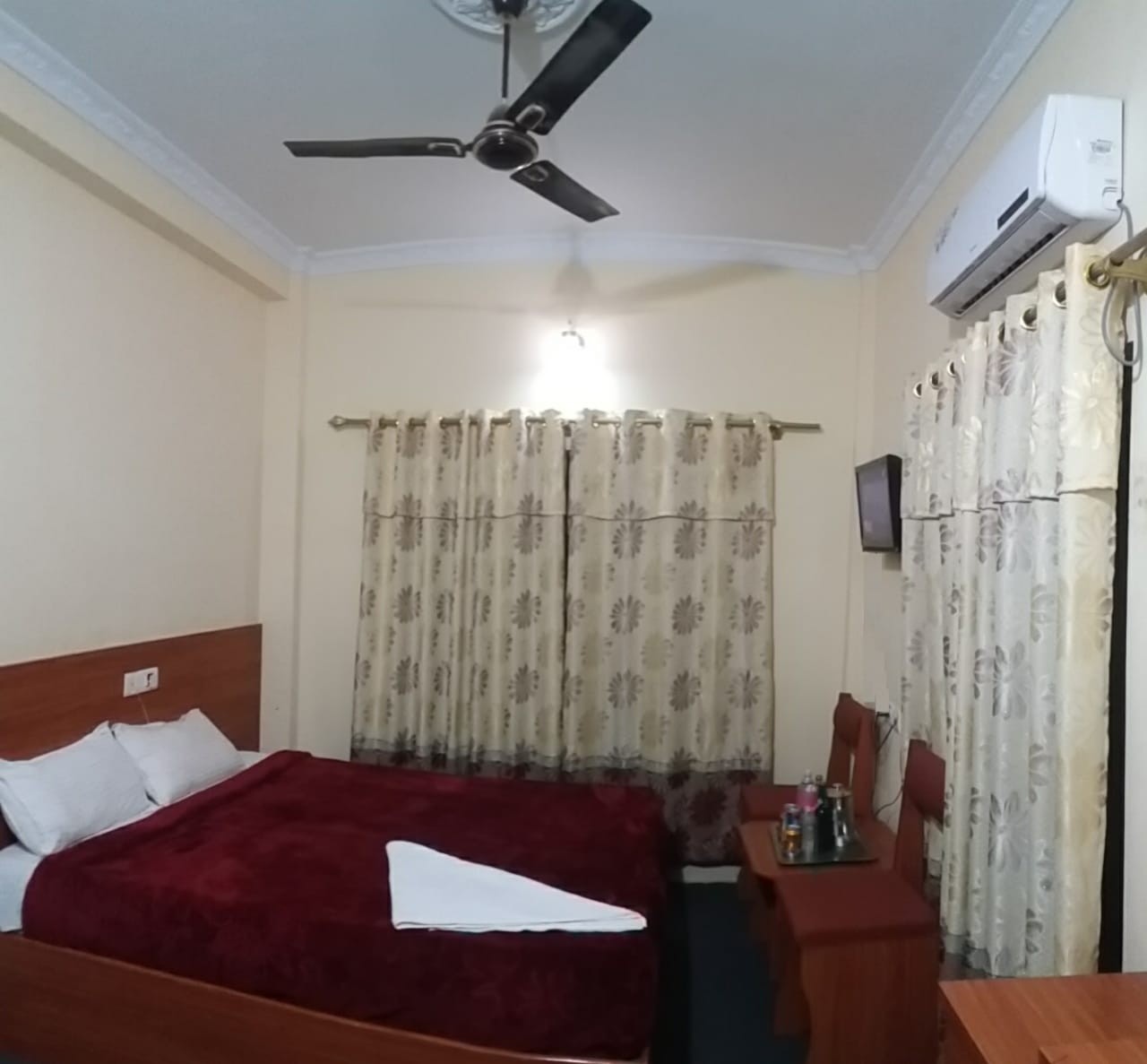 Hotel Daisy Park|Deluxe Ac Room