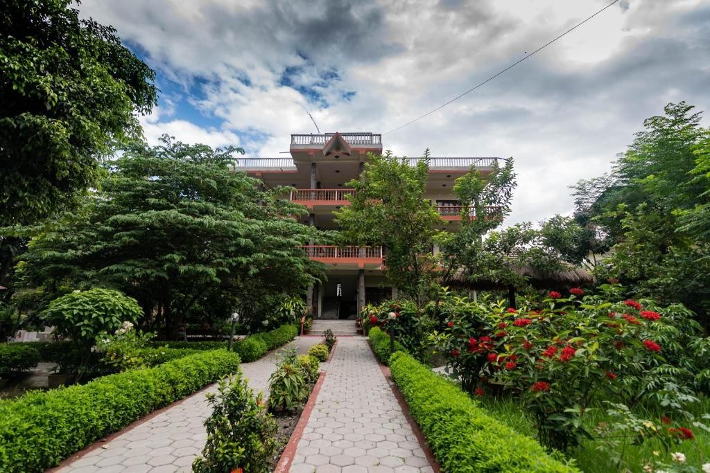 Eden Jungle Resort
