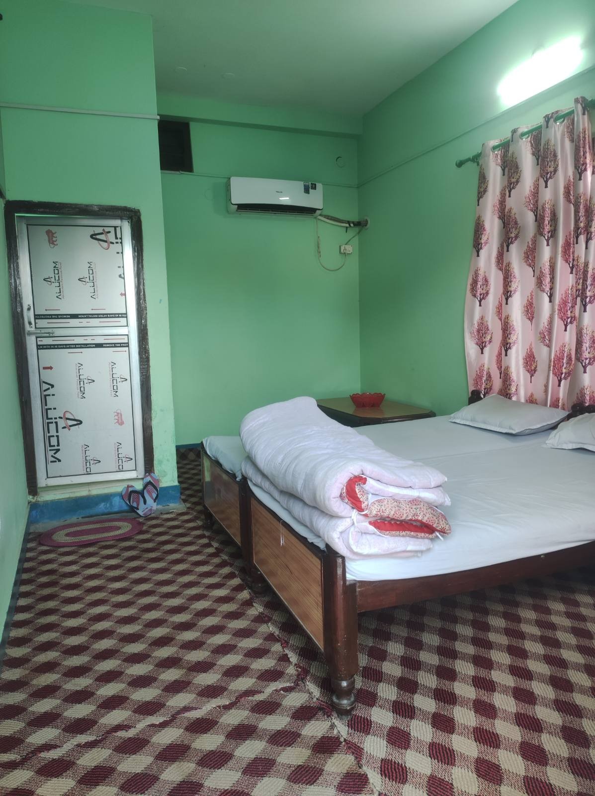 Hamro Bhojanalaya And Guest House