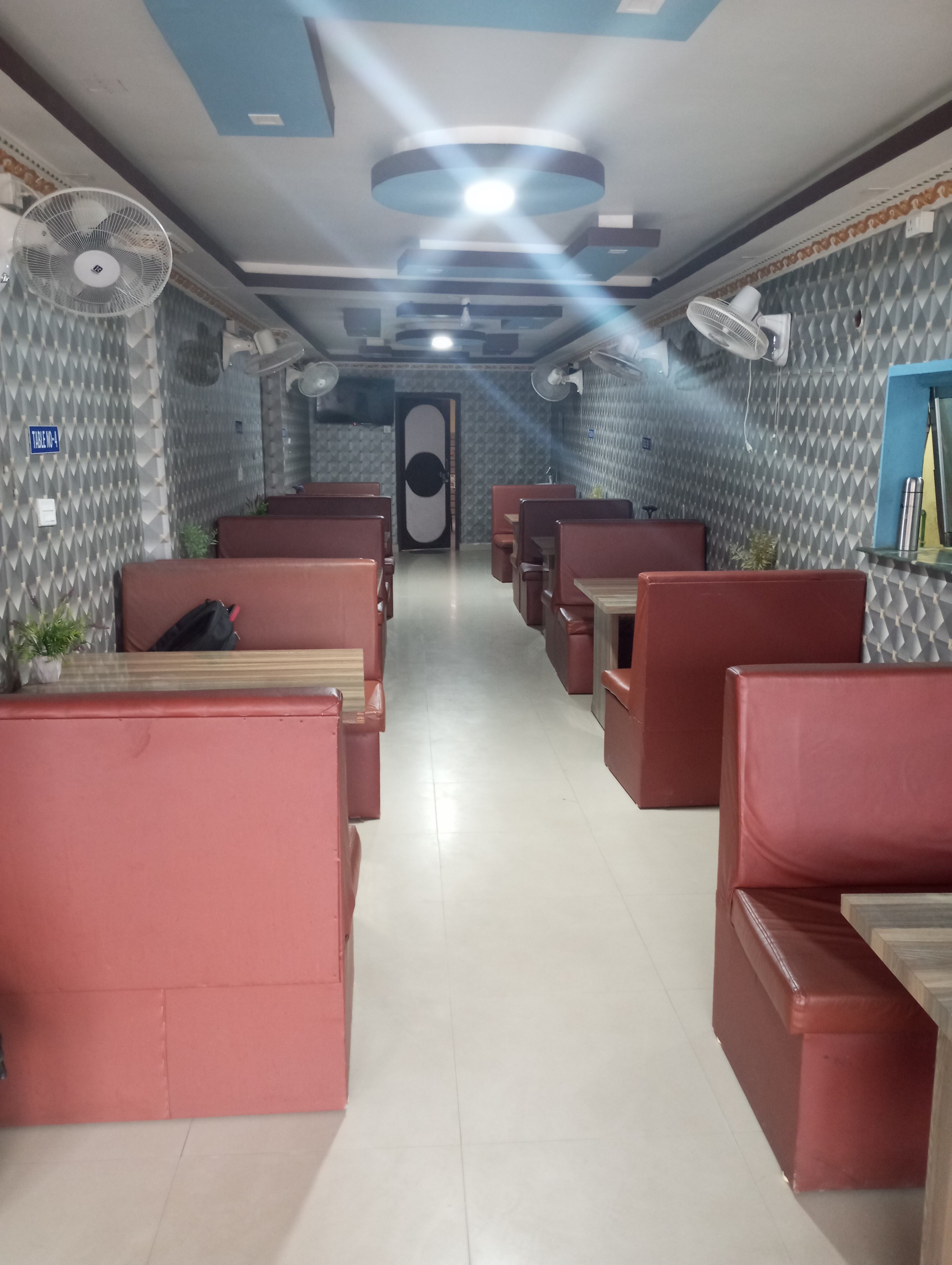 HOTEL EVEREST & RESTAURANT