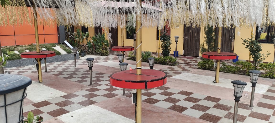 Solti Garden Hotel And Party Palace