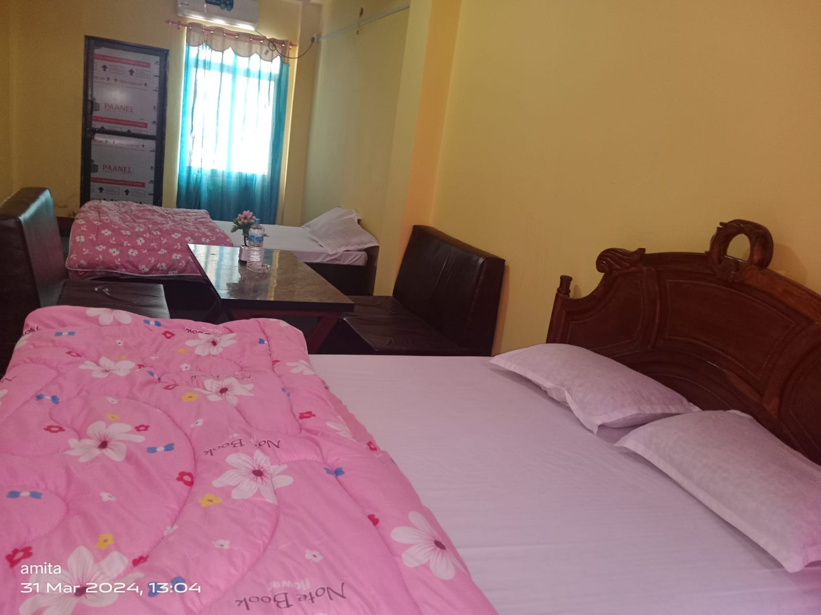 Twin bed room