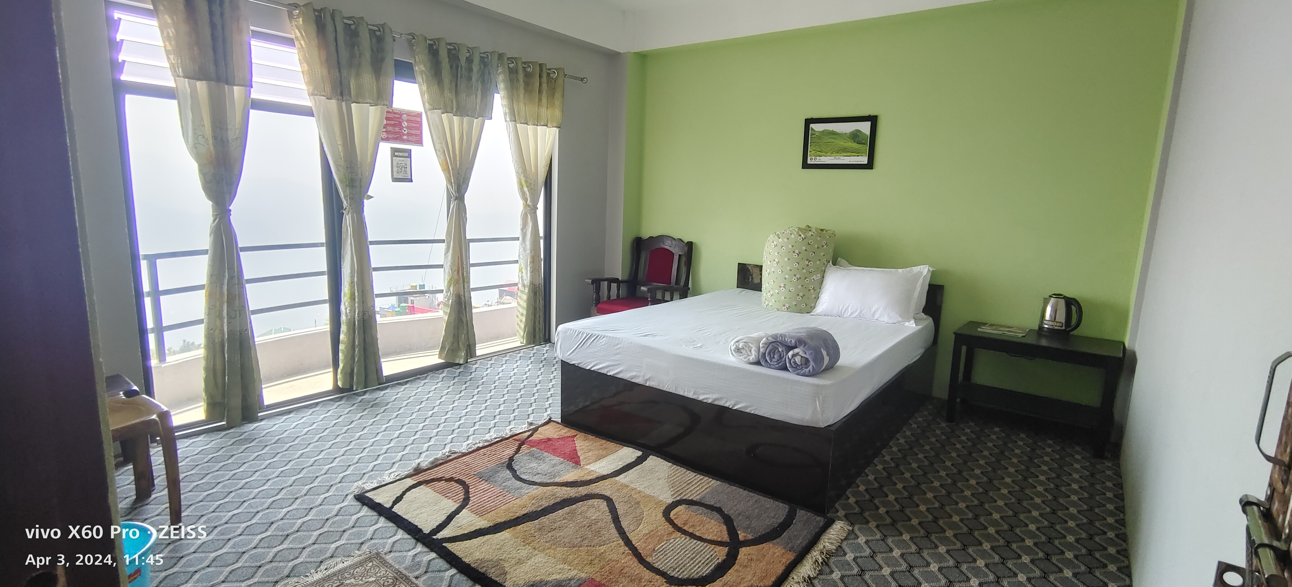 COUPLE'S ROOM I