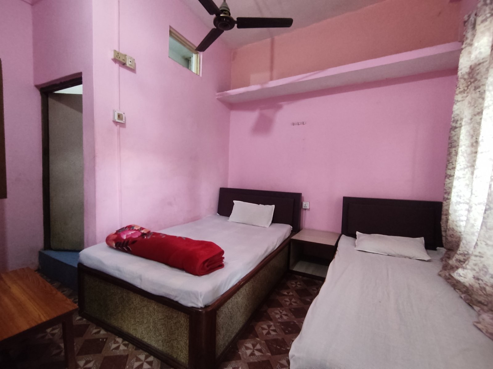 Hotel Laliguras Guest House & Restaurant