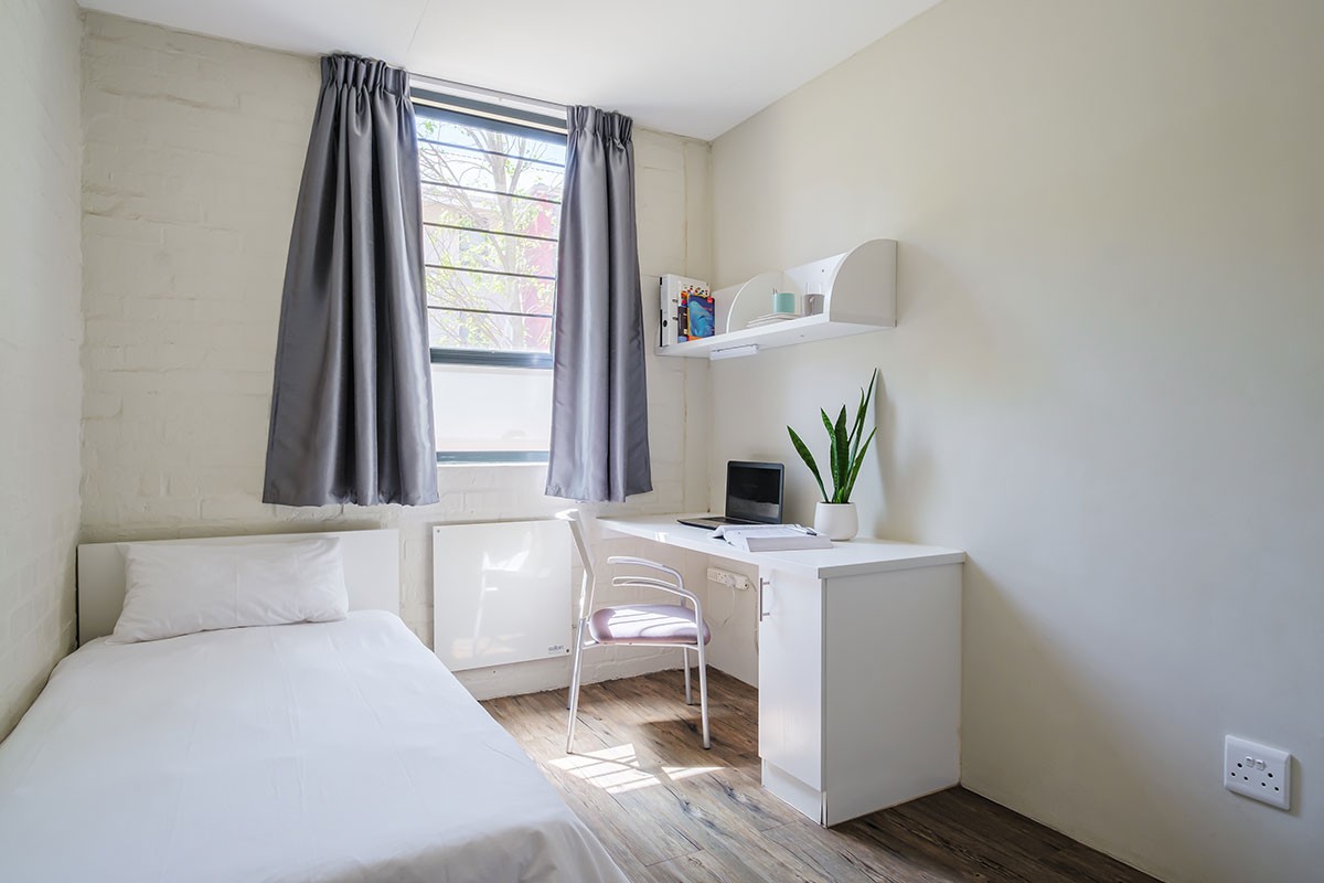 SINGLE ROOM