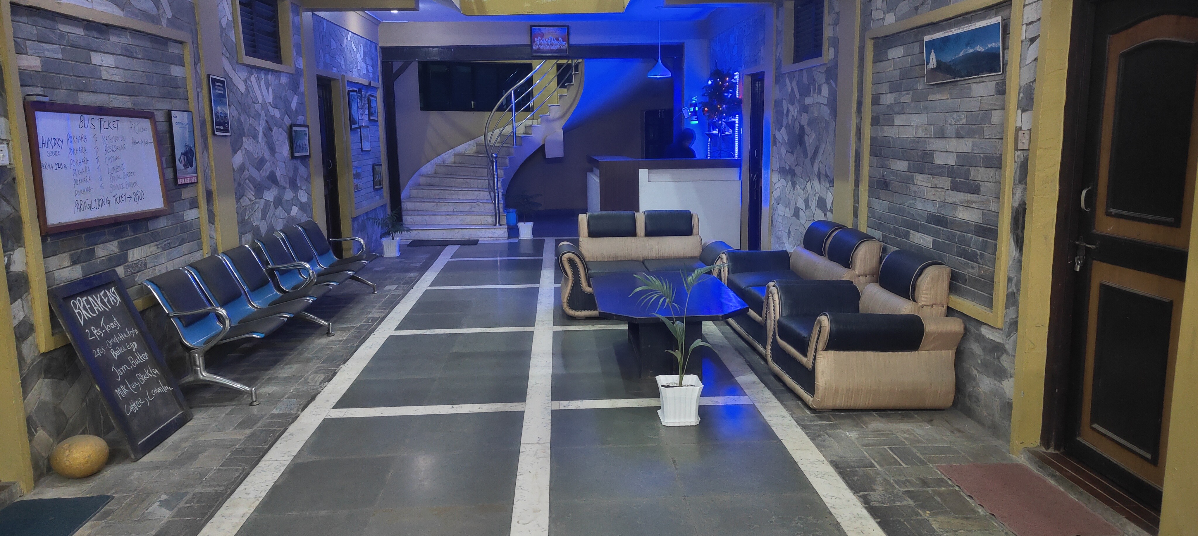 Hotel August International