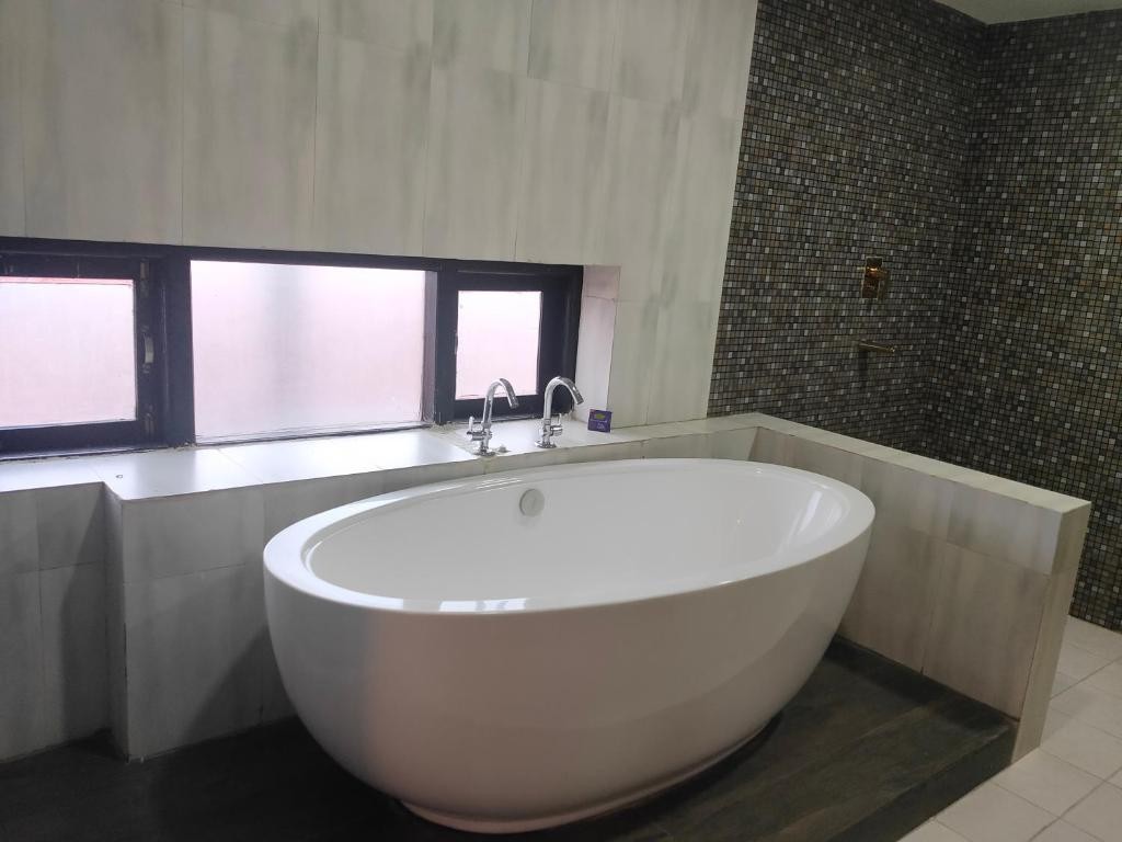 Honeymoon Suite no. 2