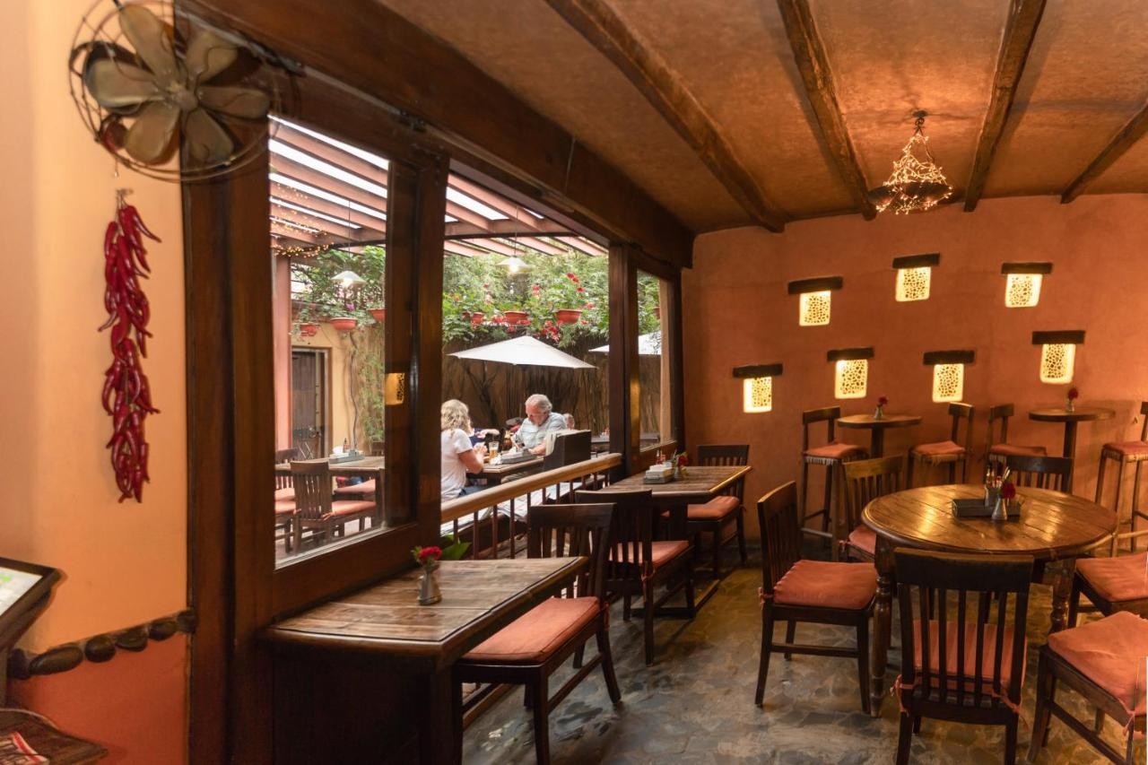 Hotel Road House