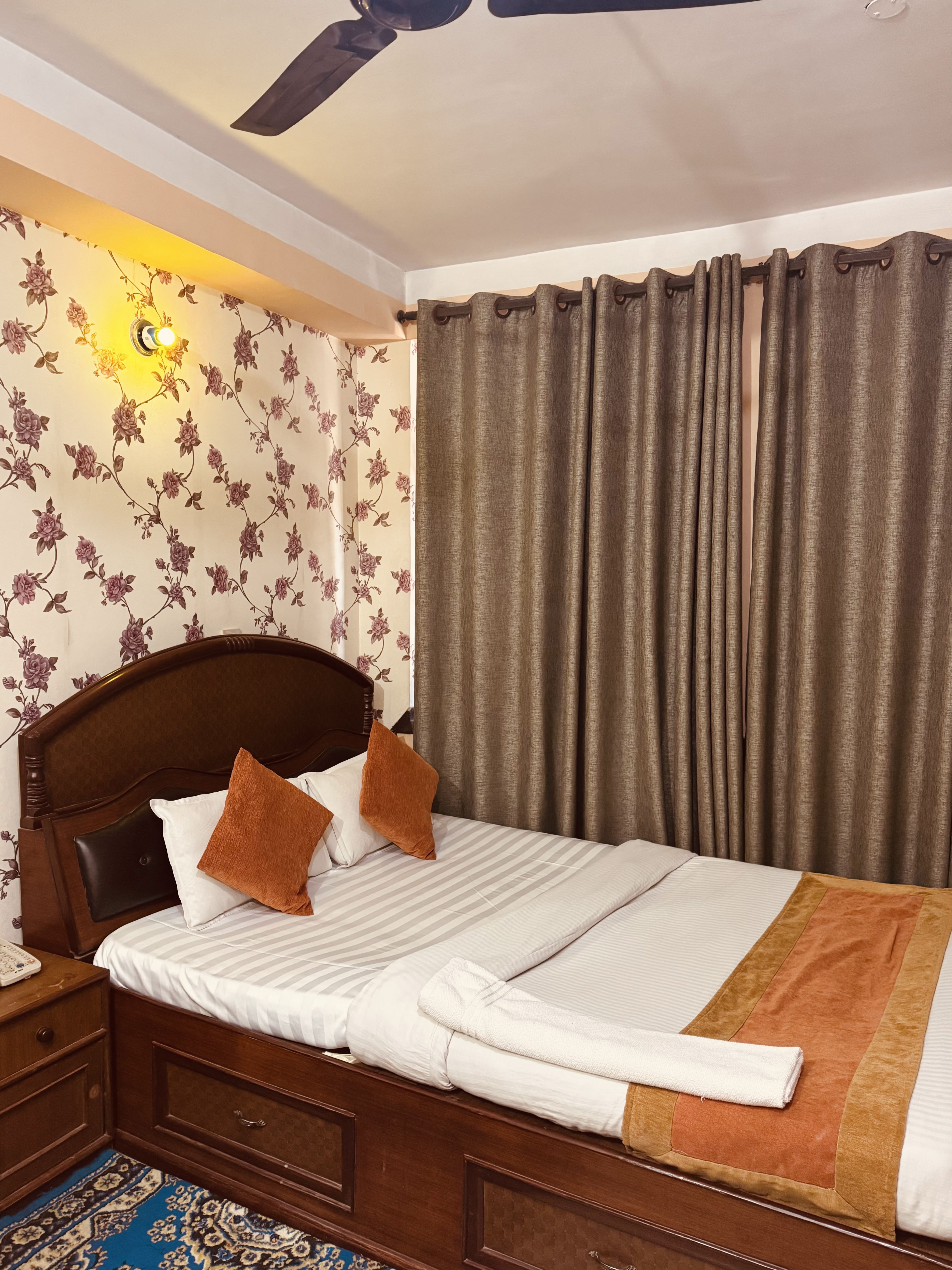 Om Mandakini Hotel|Deluxe King Room Om Mandakini Hotel|Deluxe King Room