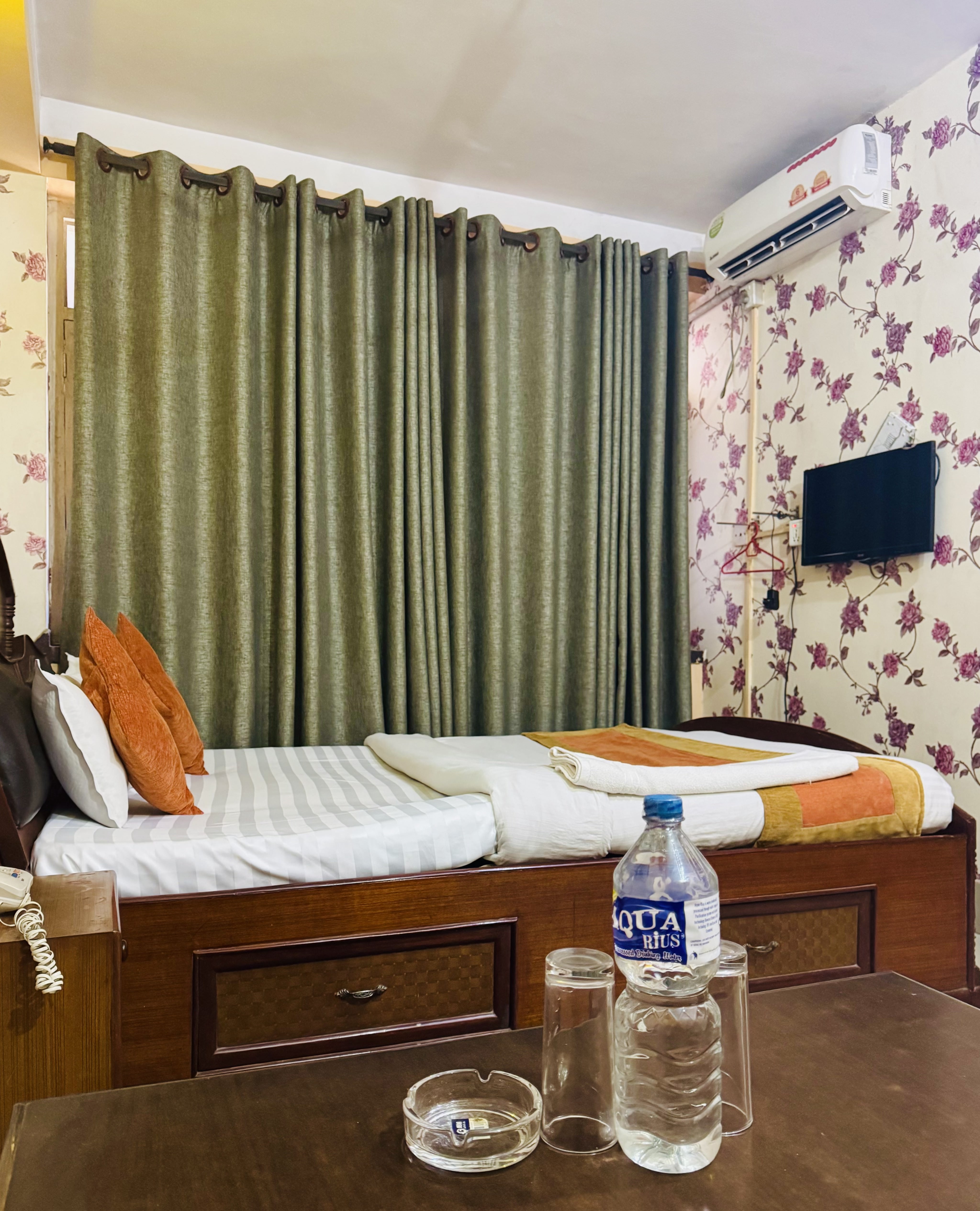 Om Mandakini Hotel|Deluxe King Room with A/C & Private Bathroom Om Mandakini Hotel|Deluxe King Room with A/C & Private Bathroom