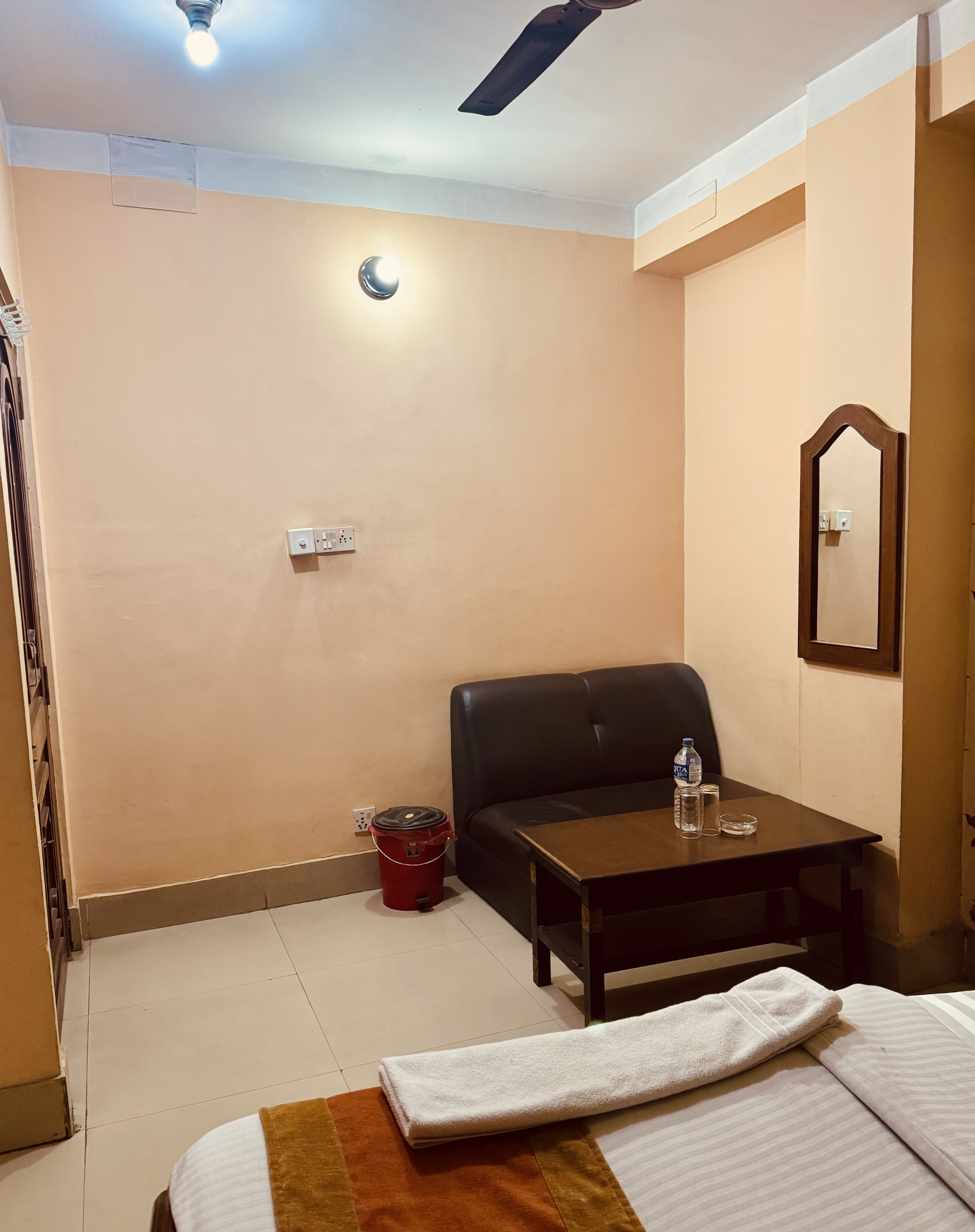Om Mandakini Hotel|Deluxe King Room with A/C & Private Bathroom Om Mandakini Hotel|Deluxe King Room with A/C & Private Bathroom