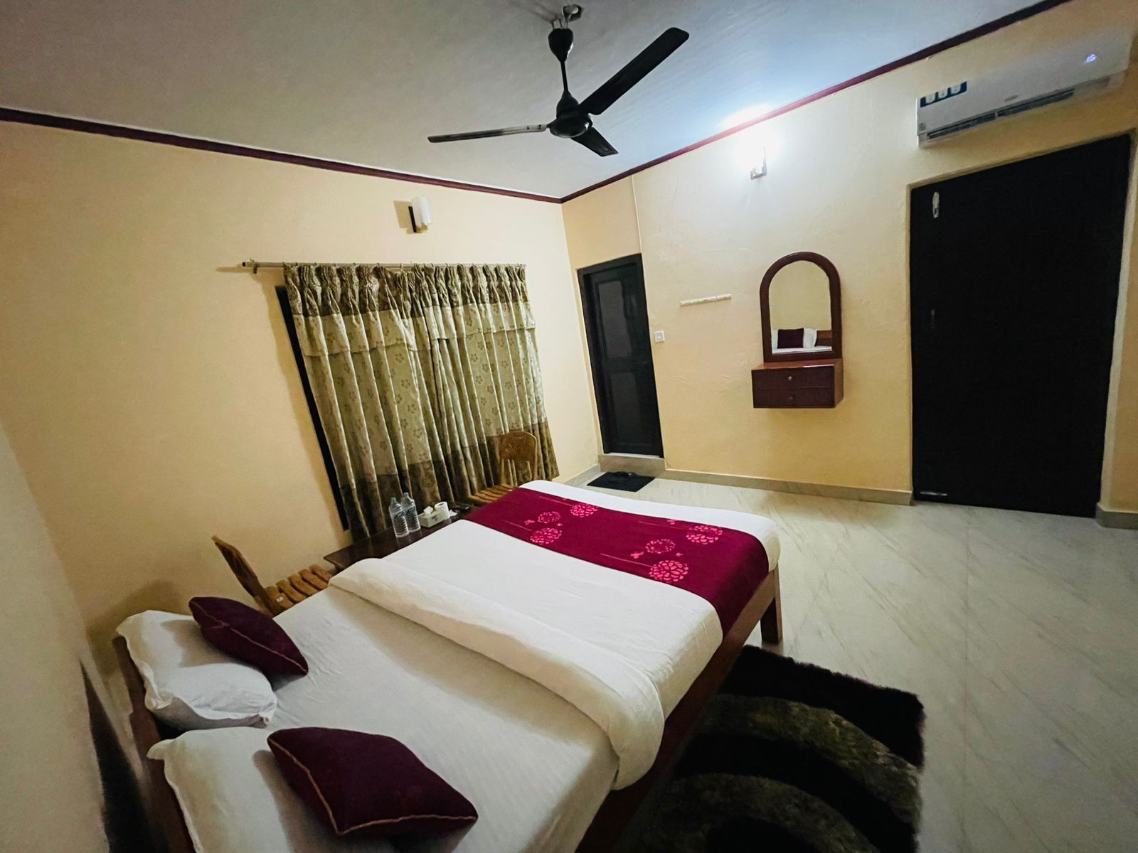 Hotel Peace Ganga Inn|Couple Room