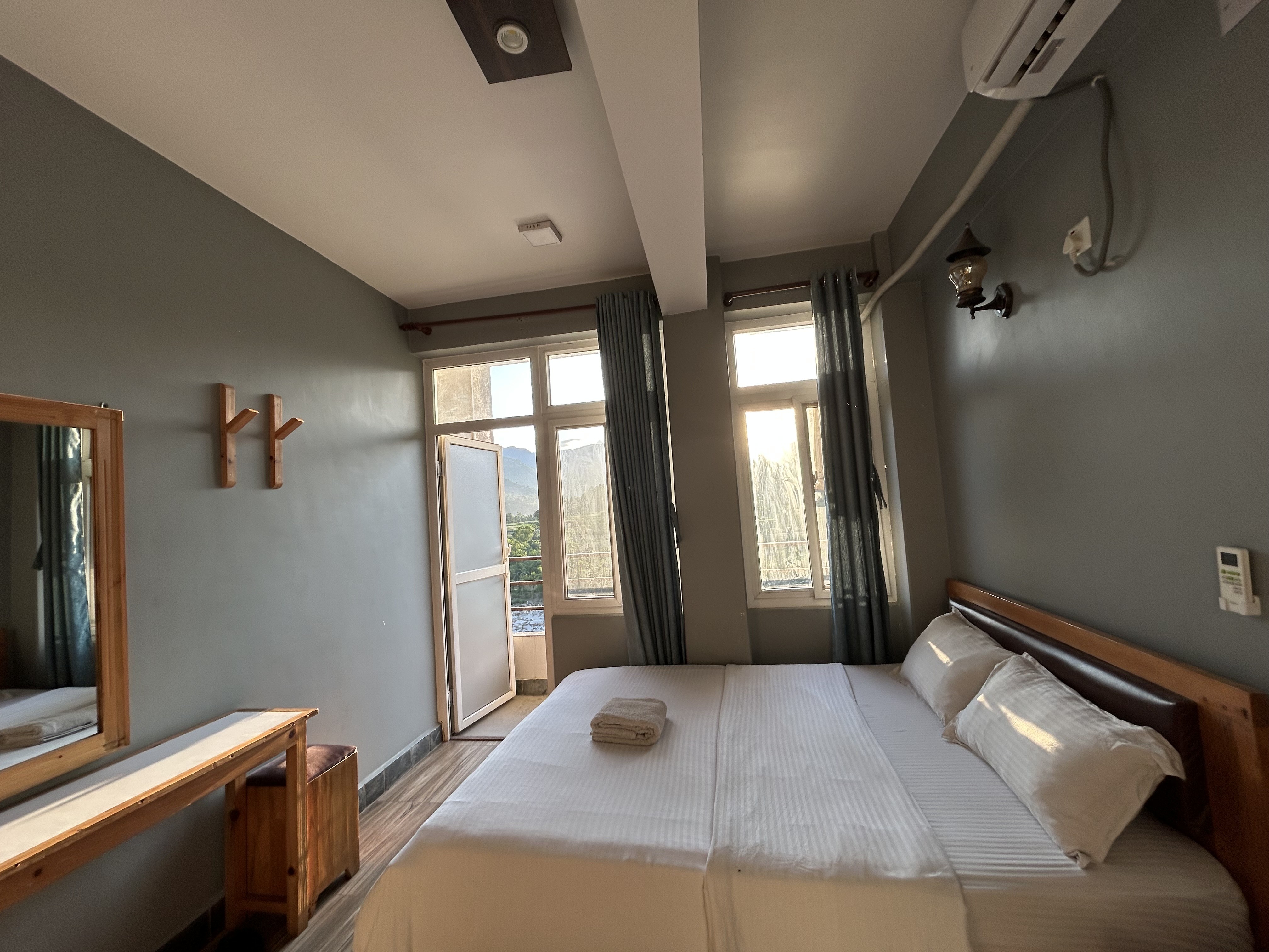 Couple riverview room