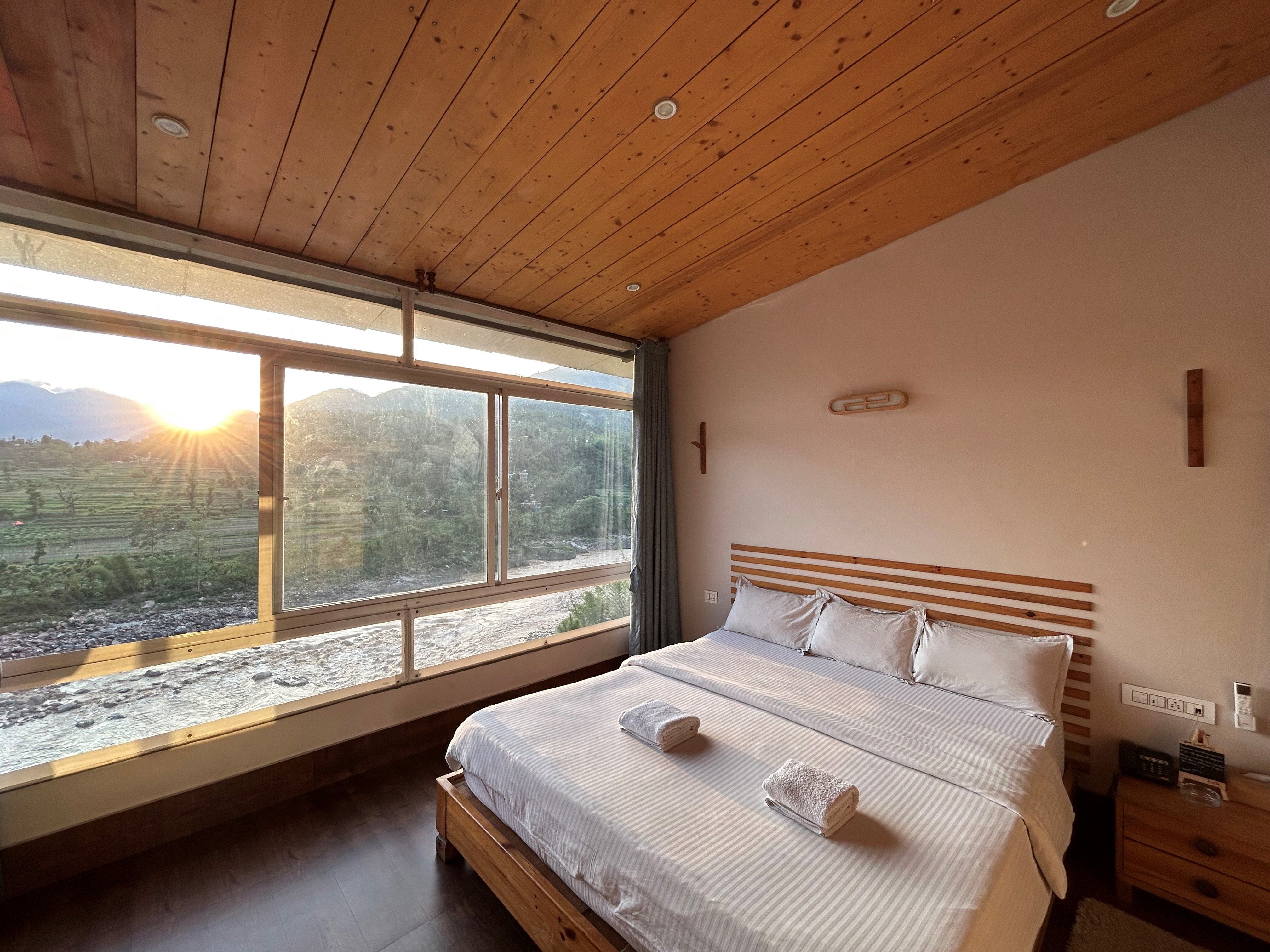 Panoramic riverview room