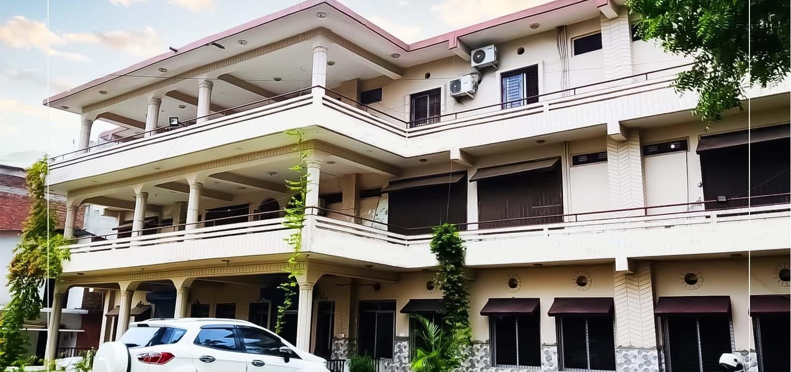 Hotel Pahuna Ghar